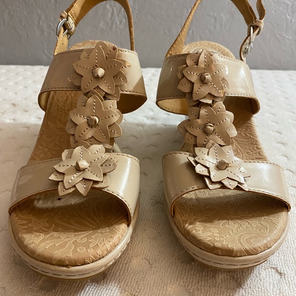 BORN Nude patent leather sandals with 3-D flower embellishments - Picture 14 of 16